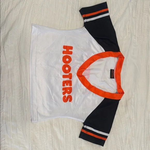Hooters White and Orange Short Sleeve Tee - Picture 1 of 3